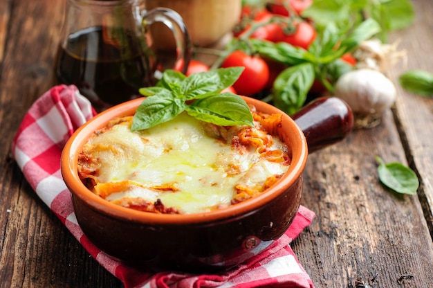 Lasagne fraîche dans un récipient blanc au basilic