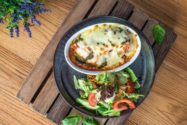 Lasagne italienne traditionnelle aux légumes, viande hachée et fromage