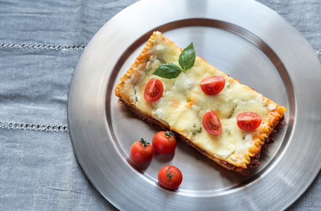 Lasagne sur la plaque métallique: vue de dessus