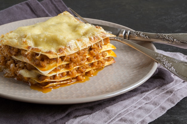 Lasagne à la viande sur un bois