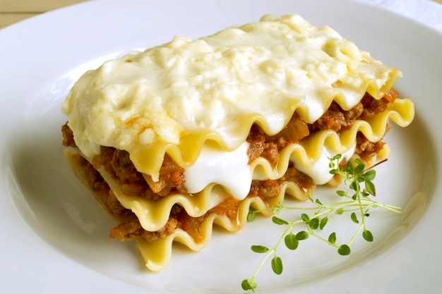 Lasagne à la viande sur un fond en bois.