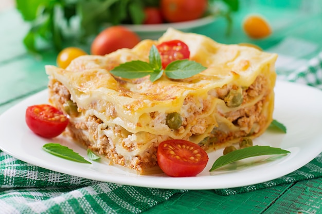 Lasagne avec viande hachée, pois verts et sauce