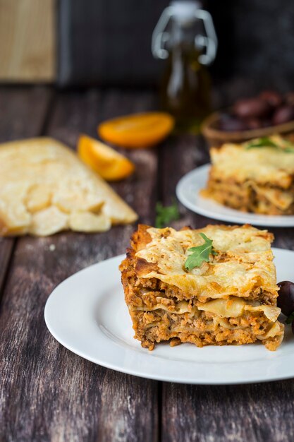 Lasagne à la viande italienne maison sur table en bois