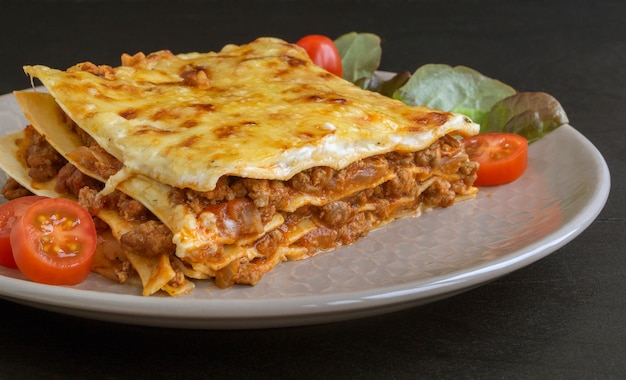 Lasagne à la viande sur une table en bois.