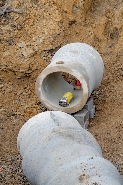 Laser de tuyau installé à l'intérieur du tuyau en béton par l'ingénieur du site pour fournir une ligne correcte aux poseurs de tuyaux