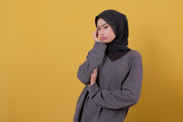 Lassé de la jeune femme à l'aide de ses mains portant un t-shirt gris