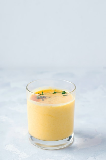 Lassi drink mango sur béton gris avec place pour tex