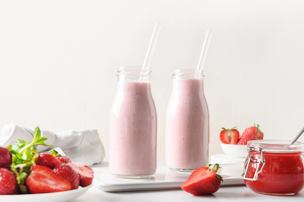 Lassi Indien Aux Fraises Ou Milkshake En Bouteille Sur Blanc