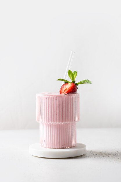 Lassi indien aux fraises, smoothie ou milk-shake isolé sur fond blanc. Format vertical.
