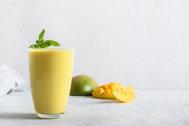 Lassi indien à la mangue ou au curcuma sur fond gris