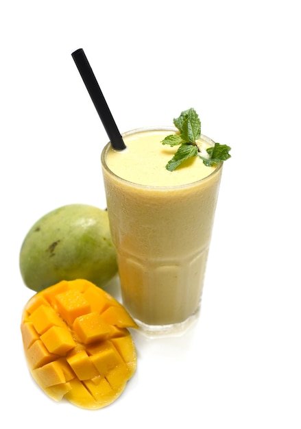 Lassi à la mangue avec des tranches de mangue fraîche isolées sur fond blanc