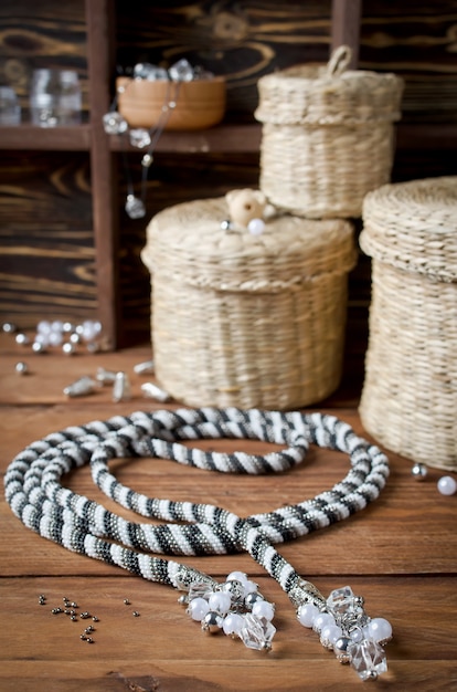 Lasso. Harnais de transformateur tissé en perles avec de beaux fermoirs ou pompons aux extrémités. Atelier à domicile