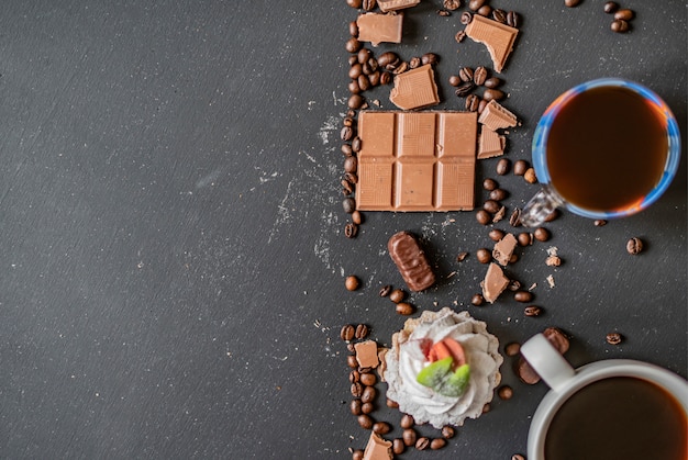 Lat créatif créative avec des grains de café, des bonbons et du chocolat avec copie espace