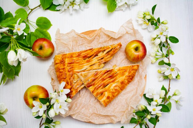 lat poser une tarte aux pommes feuilletée décorée de pommes fraîches fleurs de pommier blanc nourriture de printemps