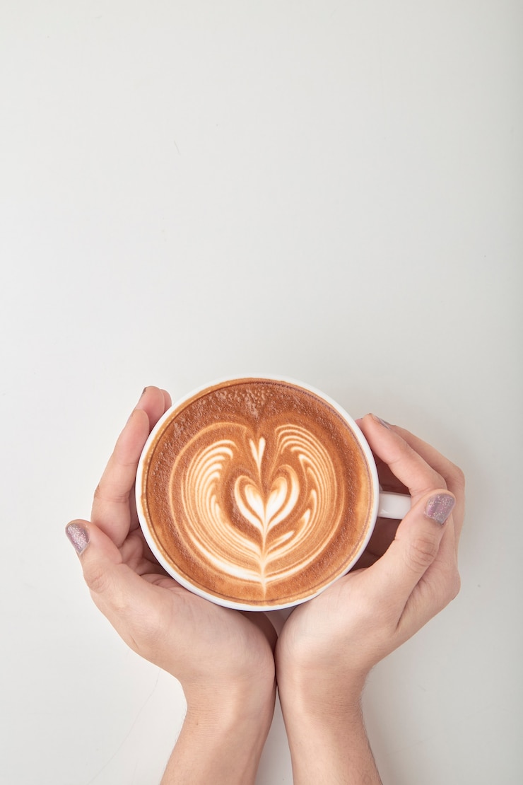 Photo latte art dans les mains des femmes