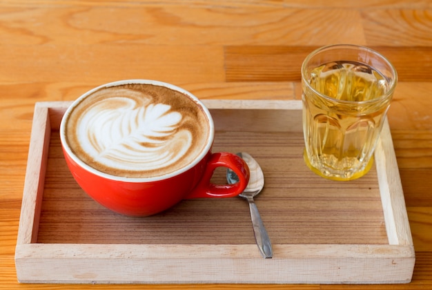 Latte art dans une tasse en tête de bel art du lait