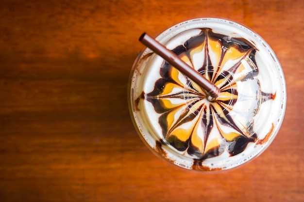 Latte art sur mousse de lait avec du café de glace moka. Vue de dessus avec espace de copie.