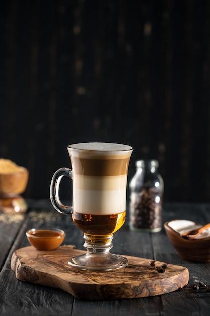 Latte au caramel avec chocolade sur la table