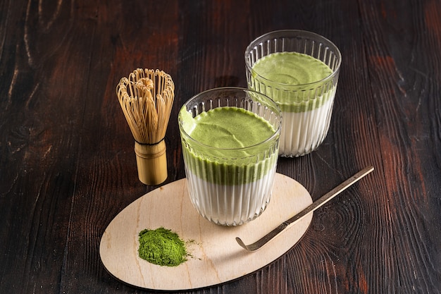 Latte au thé vert matcha avec poudre de matcha et fouet en bambou