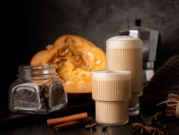 Latte d'automne à la citrouille et aux épices avec lait et crème