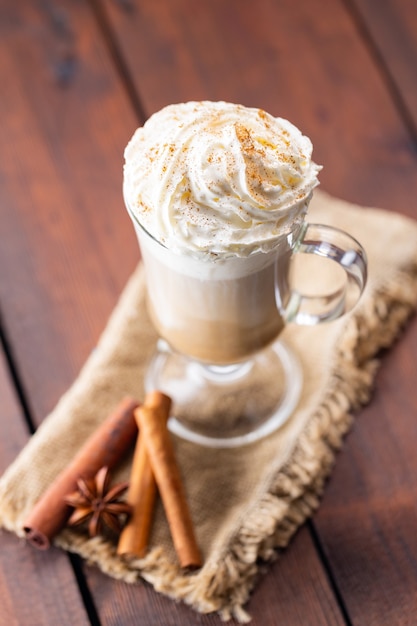 Latte aux épices à la citrouille dans une tasse en verre