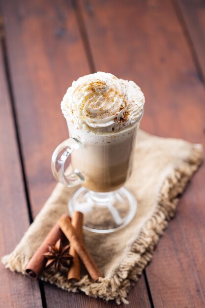 Latte aux épices de citrouille avec de la mousse dans une tasse