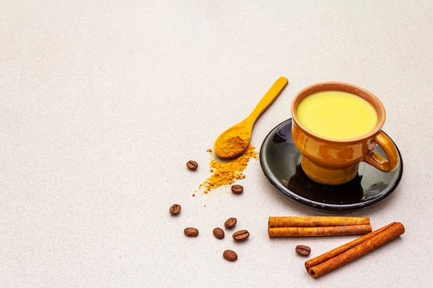 Photo latte de café au curcuma d'or et à la cannelle