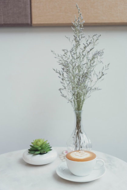 Latte ou Cappuccino avec mousse mousseuse, vue de dessus de tasse à café sur la table dans le café.