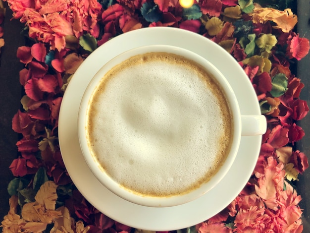 Latte chaud en coupe blanche