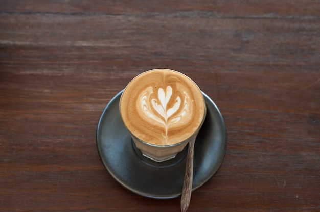 Latte chaud dans une tasse de café