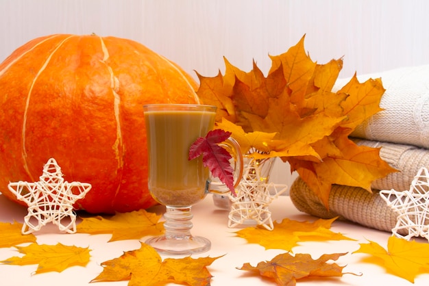 Latte à la citrouille. Boisson chaude au café d'automne. Disposition du clavier à plat.