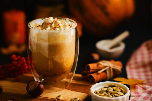 Latte à la citrouille avec crème fouettée dans des verres