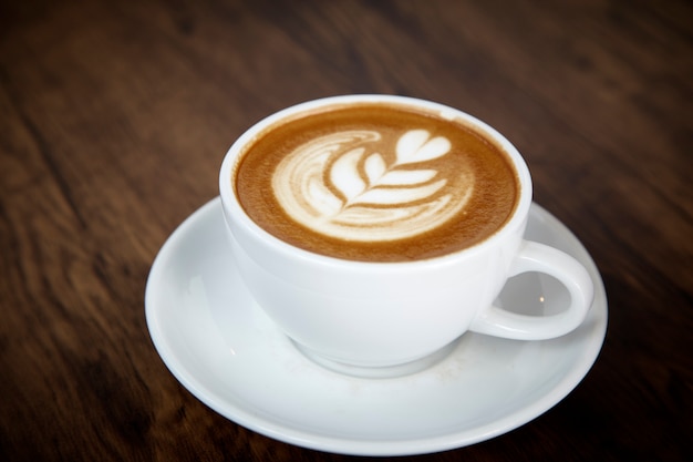 Latte Coffee Art sur la table en bois