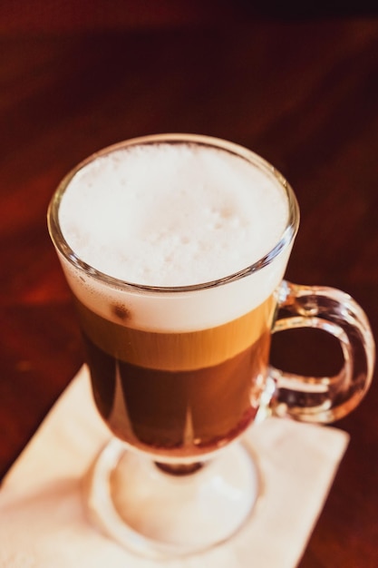 Latte dans un restaurant à une pause-café