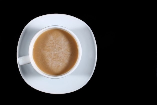 Latte dans une tasse blanche sur une sombre