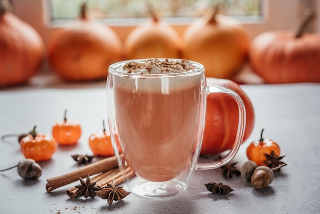 Latte épicé à la citrouille avec crème fouettée et cannelle