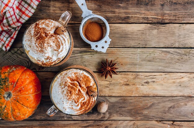 Latte épicé à la citrouille sur une table vintage