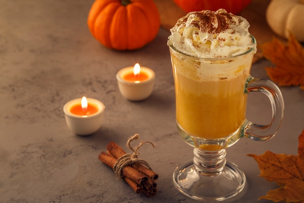 Latte d'épices à la citrouille avec crème fouettée.