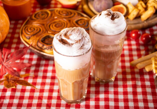 Latte Fouetté Aux épices à La Citrouille Dans Deux Verres Boisson Chaude D'automne