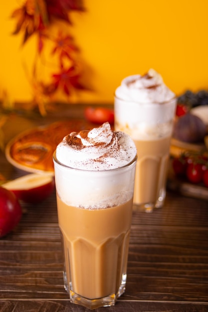 Latte fouetté aux épices à la citrouille dans des verres Boisson chaude à l'automne