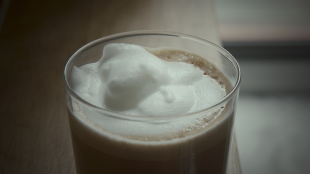 Latte frais servi dans le café