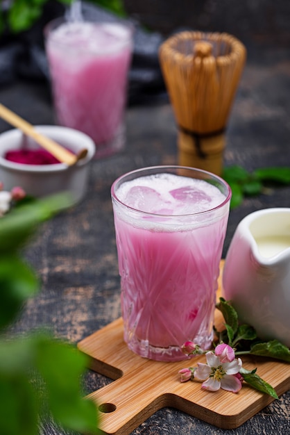 Latte glacé au matcha rose avec du lait