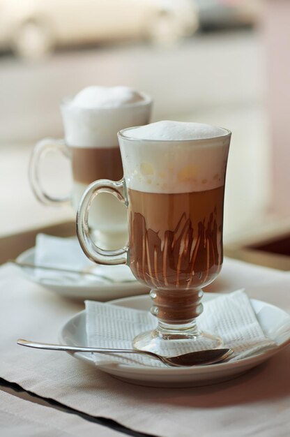 Latte et macchiato dans un café