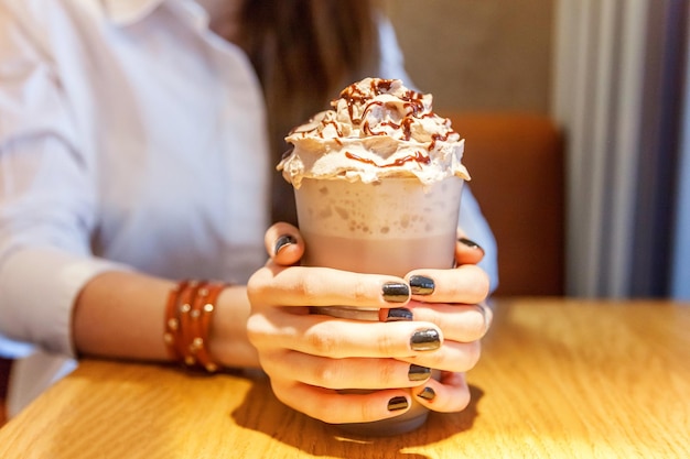 Latte macchiato dans un grand verre se bouchent