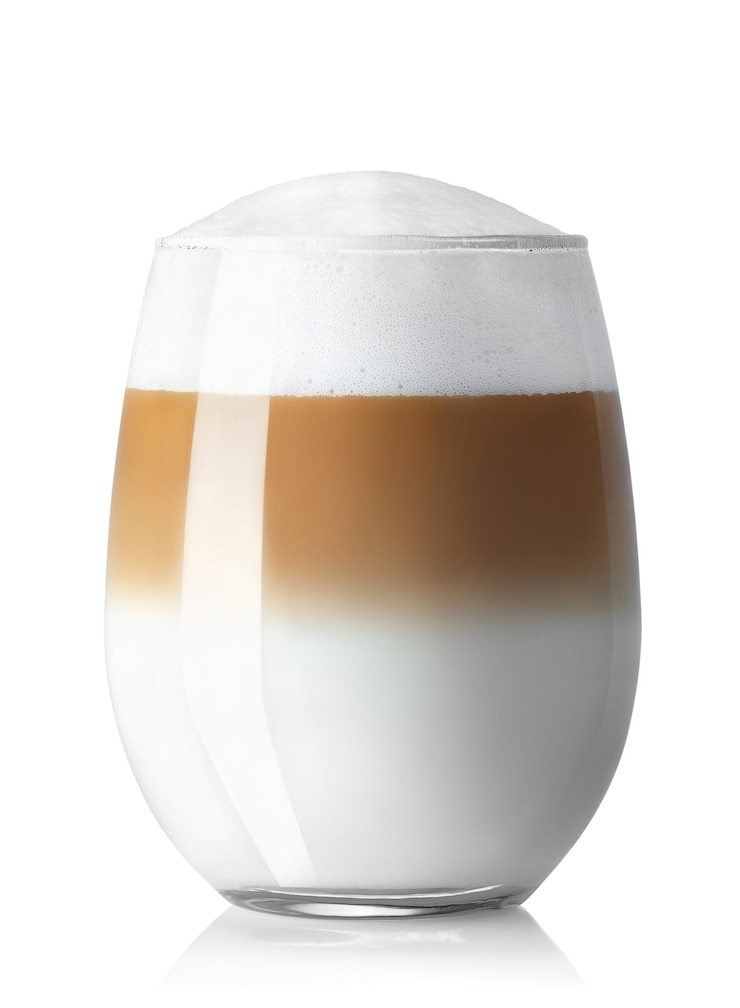 Photo latte macchiato avec mousse de lait dans du verre isolé sur blanc