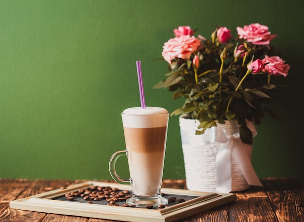 Latte sur le plateau de tableau, vintage still life