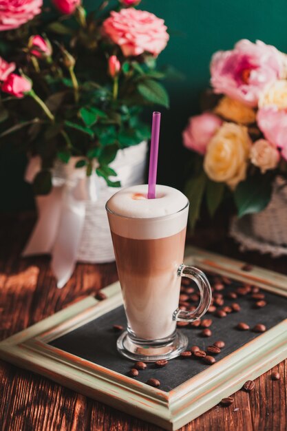 Latte sur le plateau de tableau, vintage still life