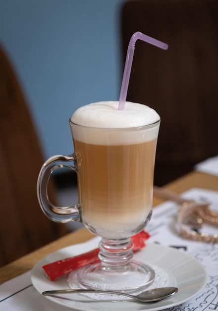 Latte sur une table de café