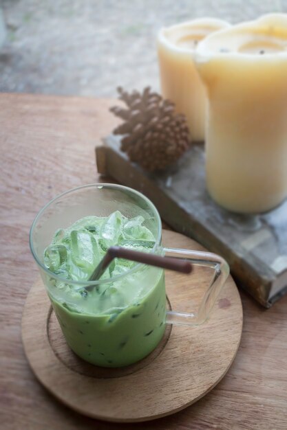 Photo latte de thé vert glacé sur table en bois