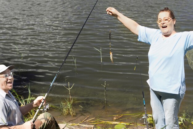 Laughing couple affichant leur petit poisson